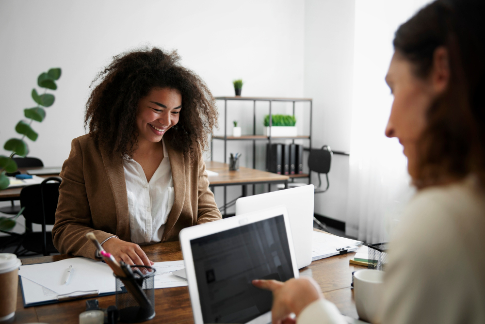 personnes travaillant dans bureaux